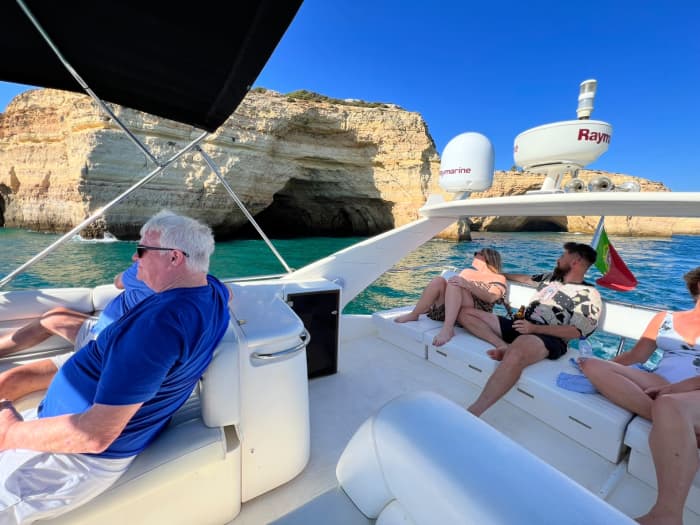 Excursão privada à Gruta de Benagil a partir de Vilamoura – a gruta marinha mais emblemática do Algarve
