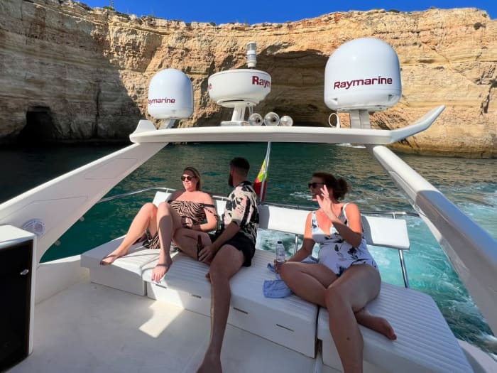 Excursão privada à Gruta de Benagil a partir de Vilamoura – a gruta marinha mais emblemática do Algarve