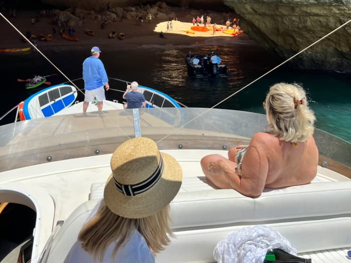 Excursão privada à Gruta de Benagil a partir de Vilamoura – a gruta marinha mais emblemática do Algarve