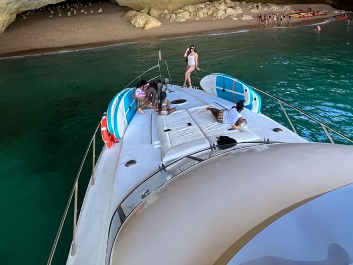 Excursão privada à Gruta de Benagil a partir de Vilamoura – a gruta marinha mais emblemática do Algarve