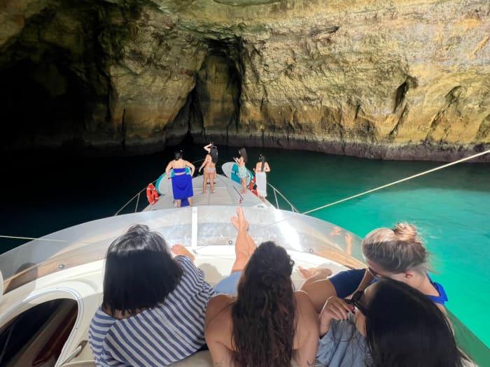 Excursão privada à Gruta de Benagil a partir de Vilamoura – a gruta marinha mais emblemática do Algarve
