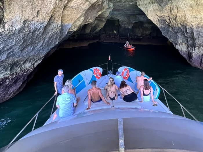 Excursão privada à Gruta de Benagil a partir de Vilamoura – a gruta marinha mais emblemática do Algarve