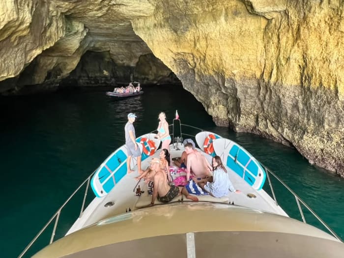 Excursão privada à Gruta de Benagil a partir de Vilamoura – a gruta marinha mais emblemática do Algarve