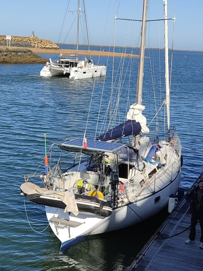 Zet koers naar plezier: een hele dag authentiek zeilen in Cannes op een zeilboot.