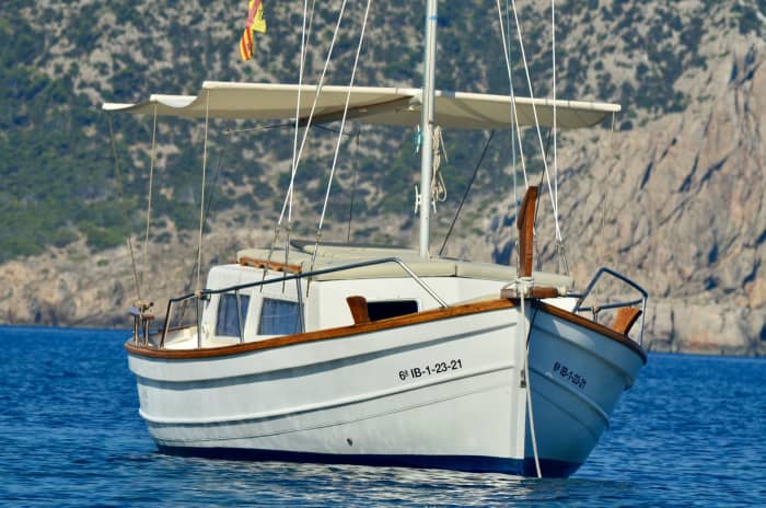 Zonsondergang vanaf de zee aan boord van een traditionele llaut op Ibiza