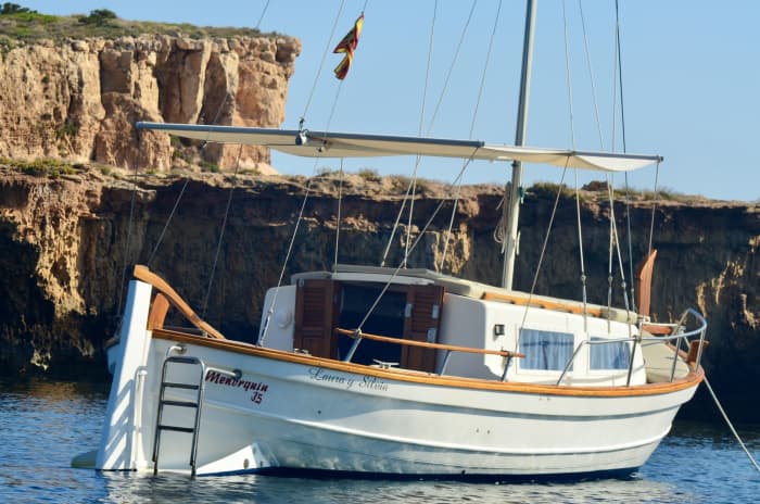 Zonsondergang vanaf de zee aan boord van een traditionele llaut op Ibiza