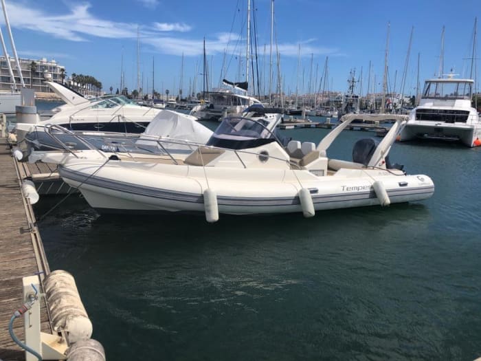 Een boottocht van een halve dag in Saint-Cyprien op een motorboot.