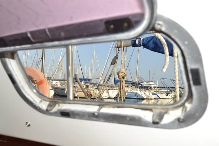 Zet koers naar plezier: een authentieke zeildag in Valencia op een zeilboot.