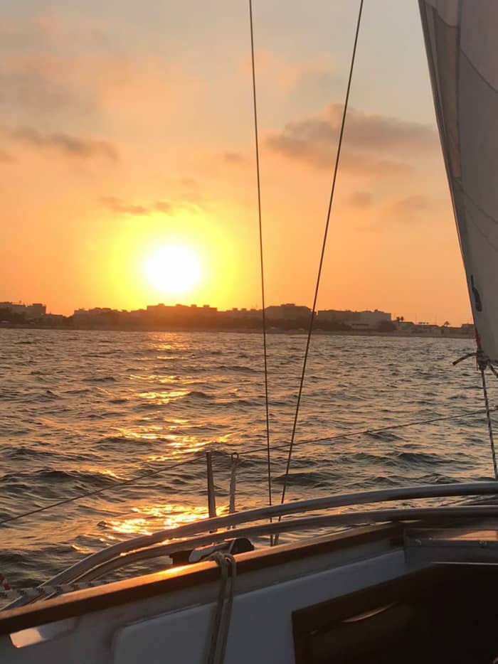 Zet koers naar plezier: een authentieke zeildag in Valencia op een zeilboot.