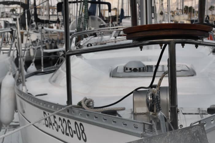 Zet koers naar plezier: een authentieke zeildag in Valencia op een zeilboot.