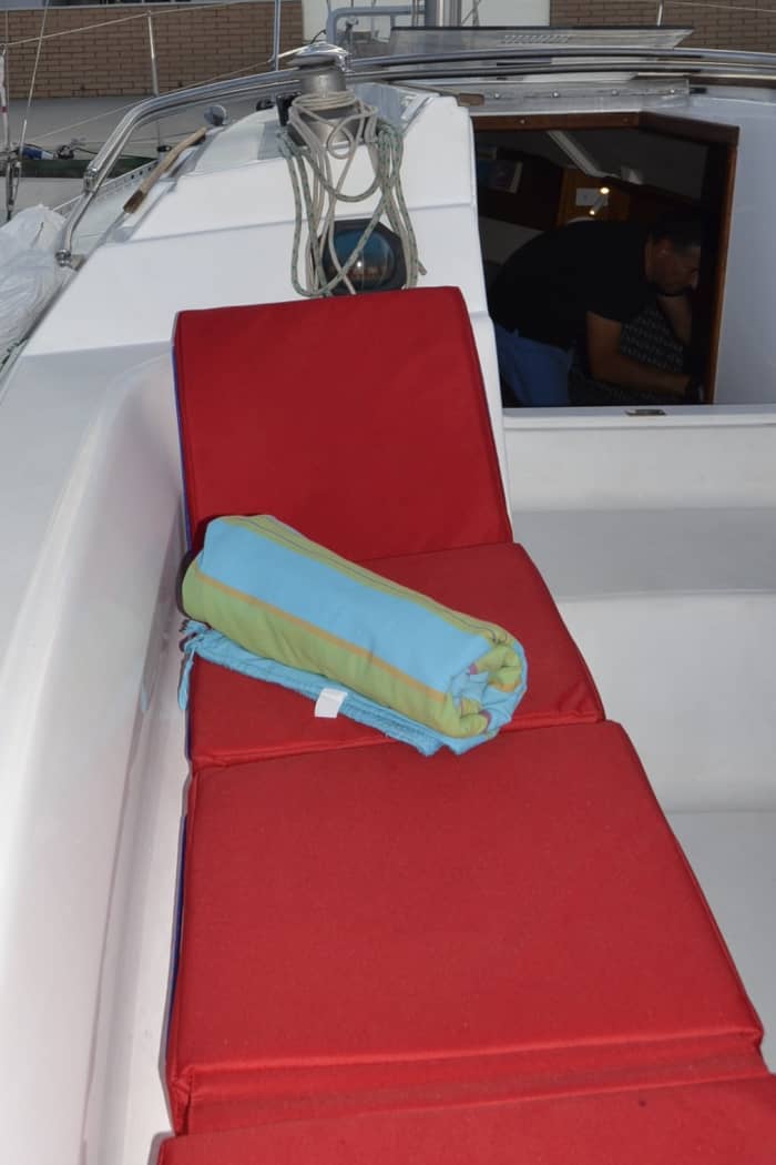 Zet koers naar plezier: een authentieke zeildag in Valencia op een zeilboot.