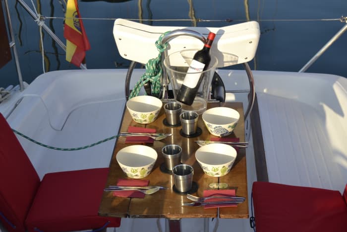 Zet koers naar plezier: een authentieke zeildag in Valencia op een zeilboot.