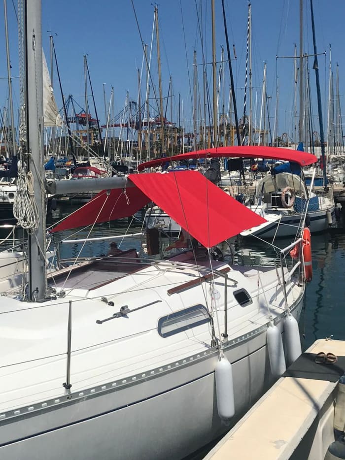 Zet koers naar plezier: een authentieke zeildag in Valencia op een zeilboot.