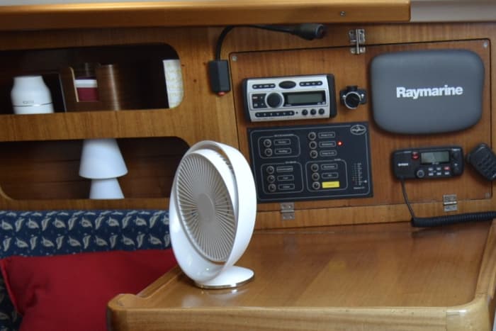 Zet koers naar plezier: een authentieke zeildag in Valencia op een zeilboot.