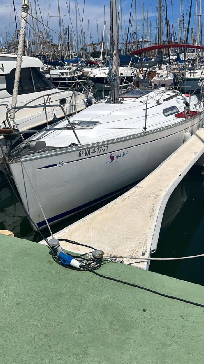 Zet koers naar plezier: een authentieke zeildag in Valencia op een zeilboot.