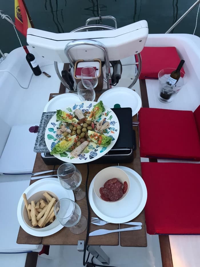 Zet koers naar plezier: een authentieke zeildag in Valencia op een zeilboot.