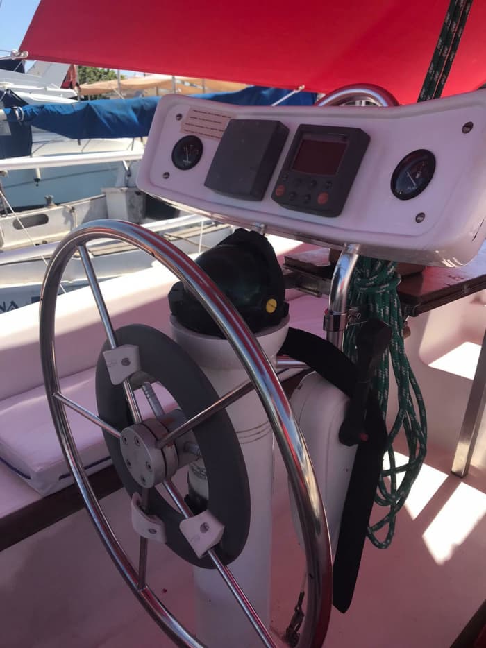 Zet koers naar plezier: een authentieke zeildag in Valencia op een zeilboot.