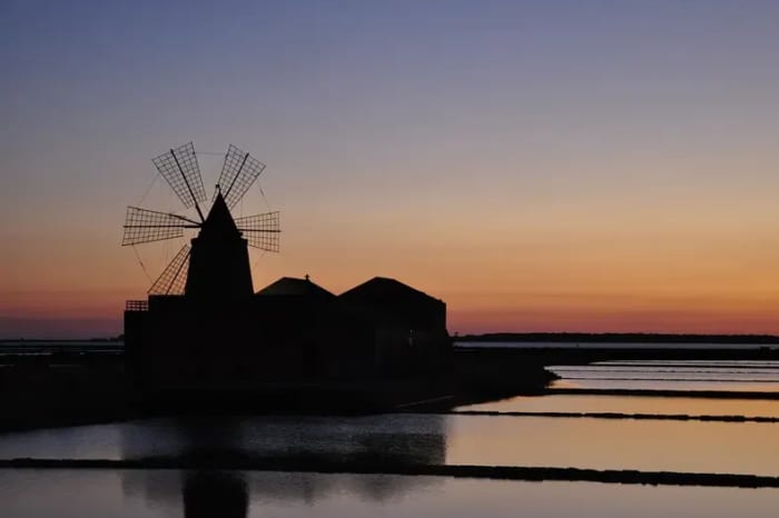 Expérience œnologique Gandolfo : Coucher de soleil et apéritif au Stagnone à Marsala