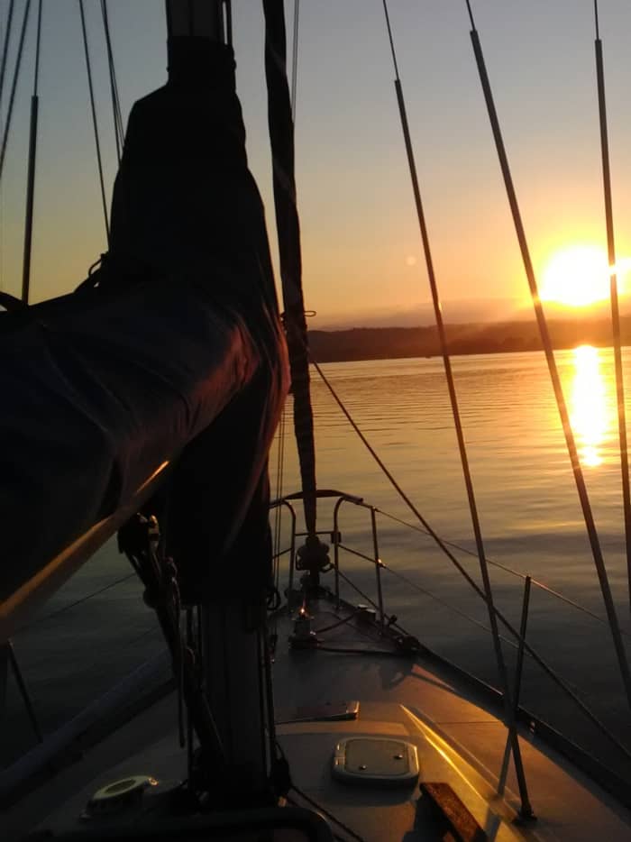 Explora el lago Mayor y disfruta de un día completo de navegación a bordo de un velero.
