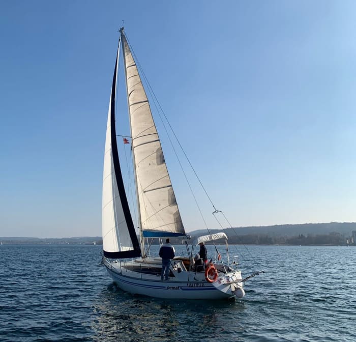 Explora el lago Mayor y disfruta de un día completo de navegación a bordo de un velero.