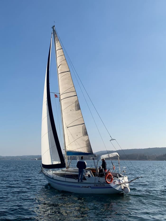 Explora el lago Mayor y disfruta de un día completo de navegación a bordo de un velero.