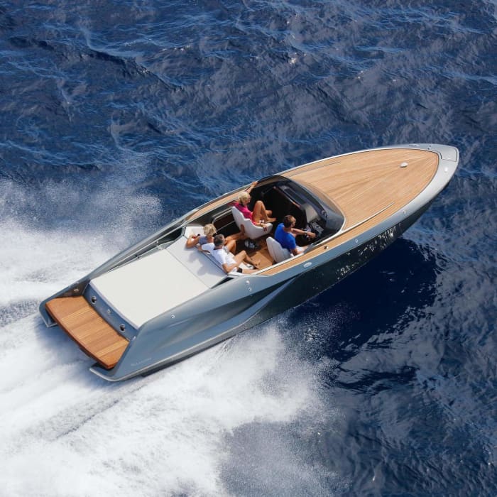 Jouw dag in Augustow: Huur deze Frauscher Fantom 858 voor een dag vol ontdekkingen.