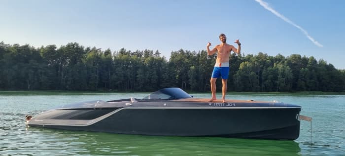 Jouw dag in Augustow: Huur deze Frauscher Fantom 858 voor een dag vol ontdekkingen.