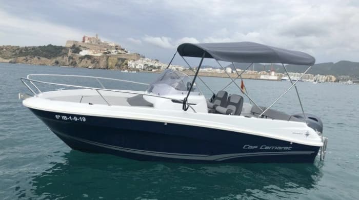 Descubra a região em torno de Cavalaire-sur-Mer: Faça um passeio de barco a motor (meio dia ou dia inteiro) até as vinícolas 3 Caps Lardier/Taillat/Camarat ou até Rayol-Canadel.