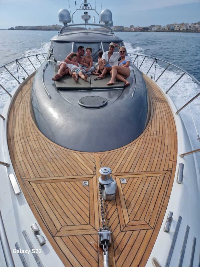 Disfrute del lujo de Gallipoli con un día completo a bordo de un yate a motor.