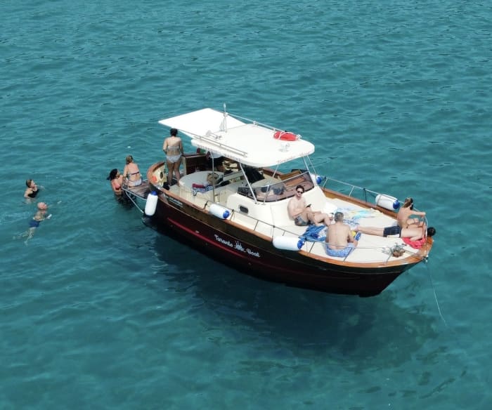 Profitez d'une belle journée le long de la côte de Tarente à bord d'un élégant gozzo sorrentin.