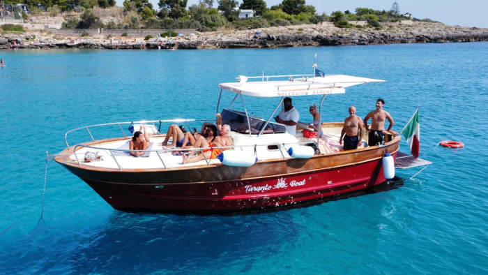Profitez d'une belle journée le long de la côte de Tarente à bord d'un élégant gozzo sorrentin.