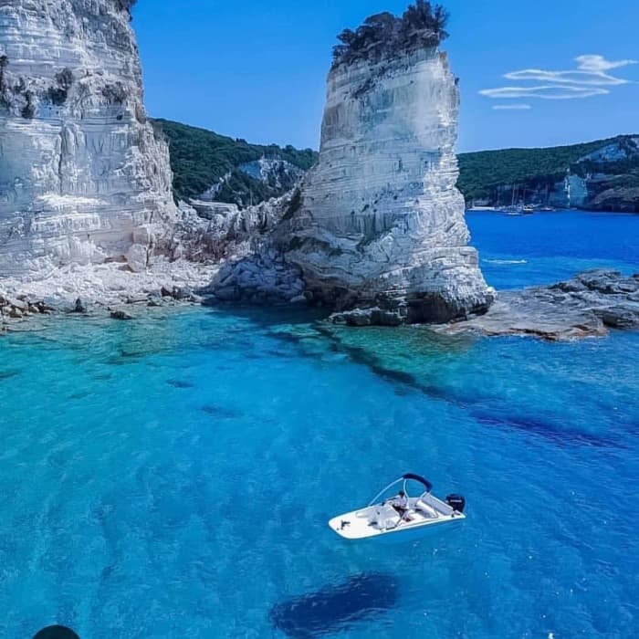 Naviguer avec les dieux : une journée à la découverte de Lefkada en bateau à moteur