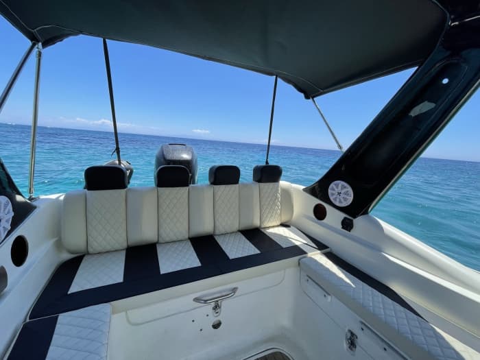 Naviguer avec les dieux : une journée à la découverte de Lefkada en bateau à moteur