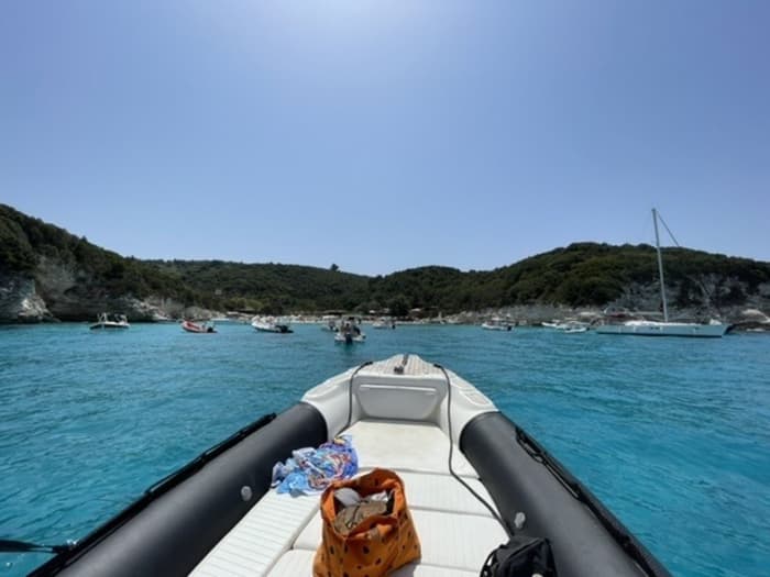 Naviguer avec les dieux : une journée à la découverte de Lefkada en bateau à moteur