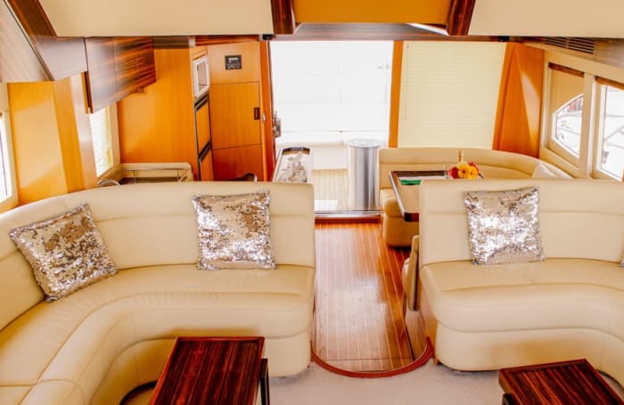 Your private Dubai experience: An exclusive day aboard a motor yacht