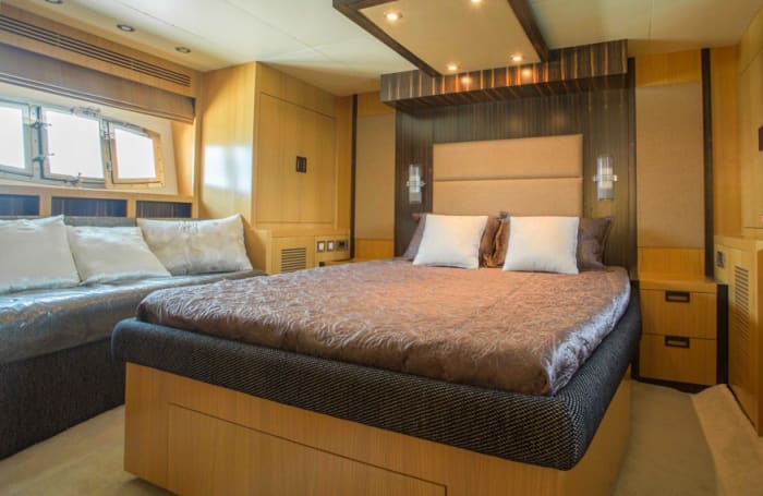Your private Dubai experience: An exclusive day aboard a motor yacht