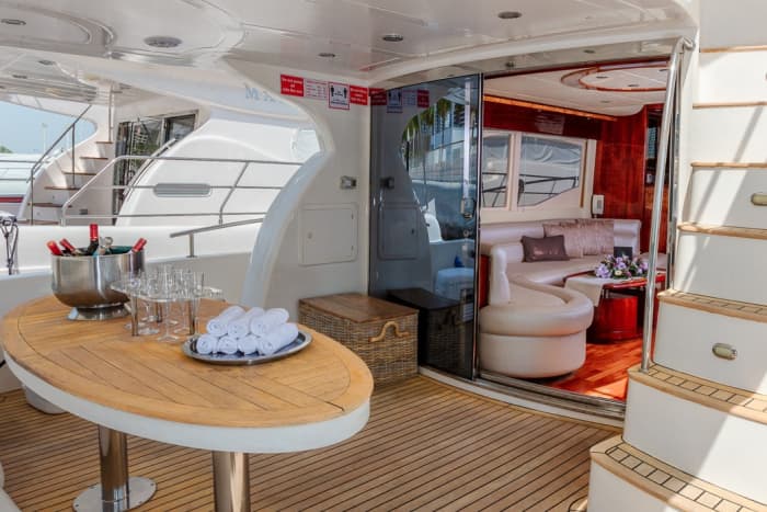 Discover Dubai in 10h: A premium motor yacht experience