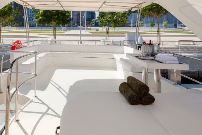 Discover Dubai in 10h: A premium motor yacht experience