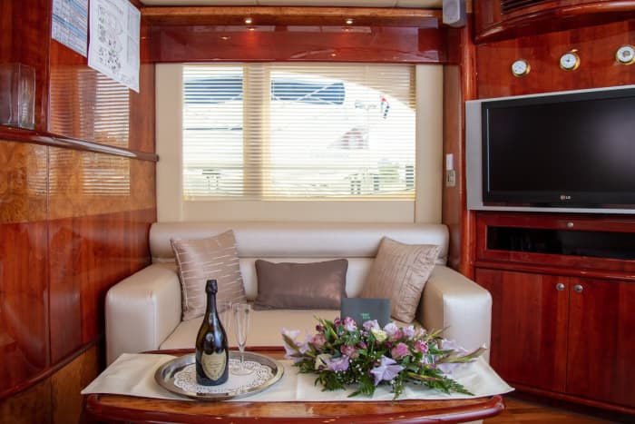 Discover Dubai in 10h: A premium motor yacht experience