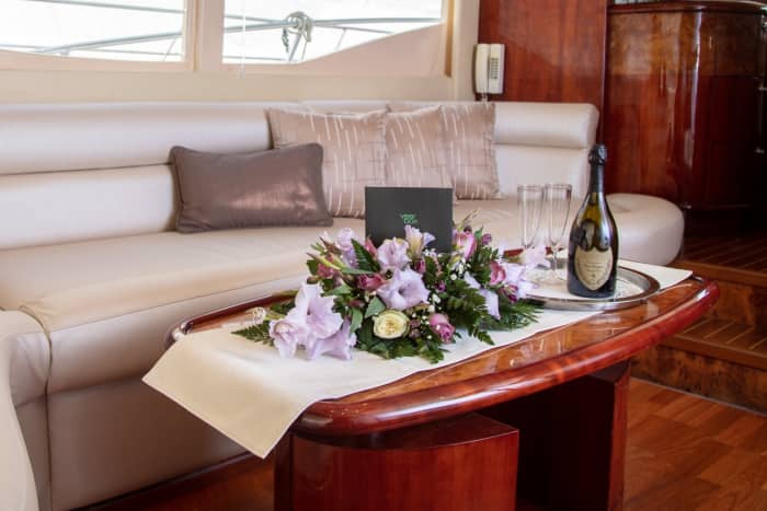 Discover Dubai in 10h: A premium motor yacht experience