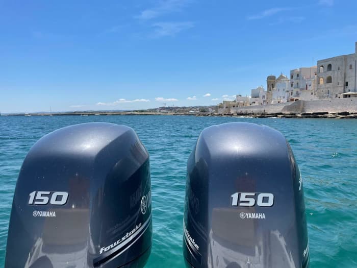 Ihr Tag in Monopoli: Mieten Sie ein Motorboot für 9 Stunden Entdeckungstour