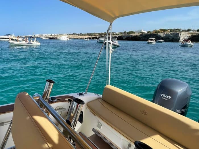 Ihr Tag in Monopoli: Mieten Sie ein Motorboot für 9 Stunden Entdeckungstour