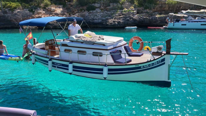 Excursión en barco de 4 horas en Cala d'Or para disfrutar del sol y el mar.