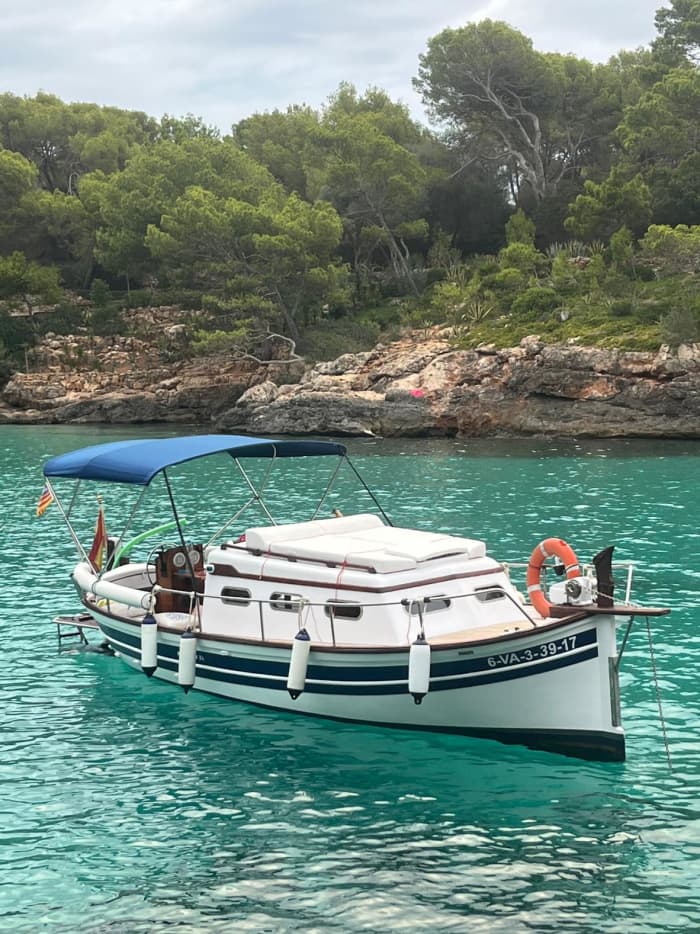 Excursión en barco de 4 horas en Cala d'Or para disfrutar del sol y el mar.