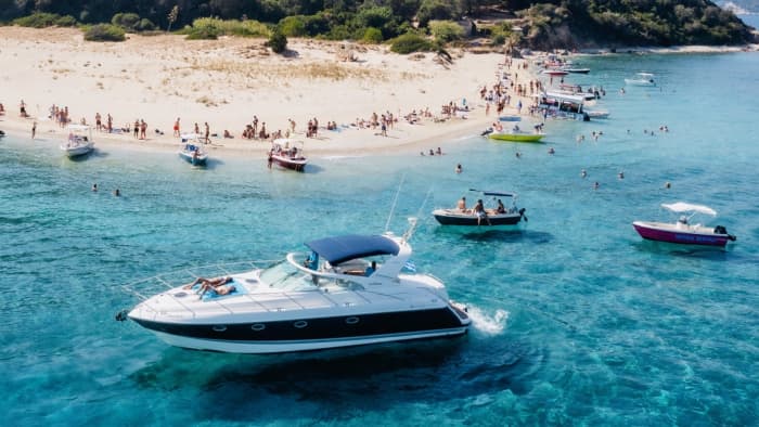 Weiß, blau und himmlisch: Ein ganzer Tag auf einer Motoryacht