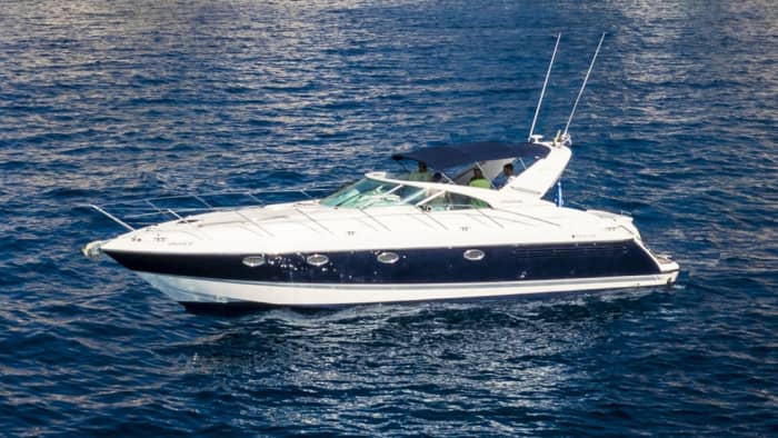Weiß, blau und himmlisch: Ein ganzer Tag auf einer Motoryacht
