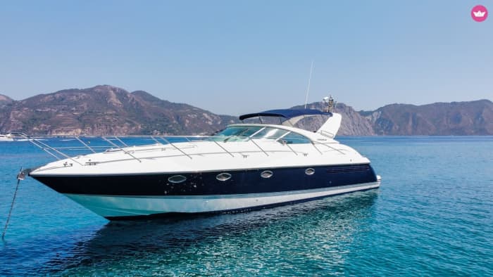 Weiß, blau und himmlisch: Ein ganzer Tag auf einer Motoryacht