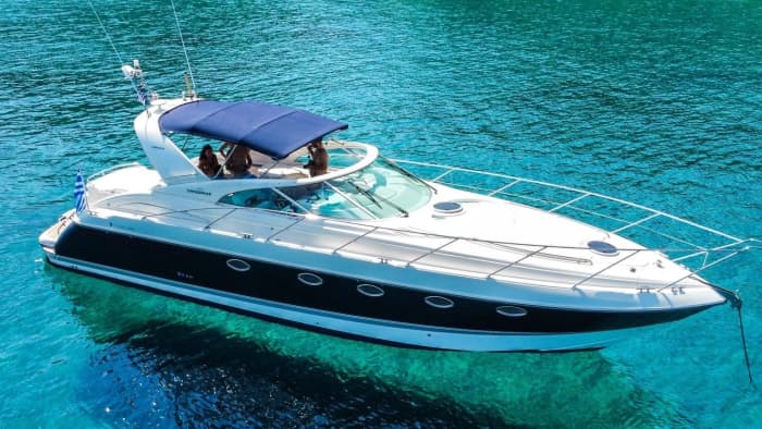 Weiß, blau und himmlisch: Ein ganzer Tag auf einer Motoryacht