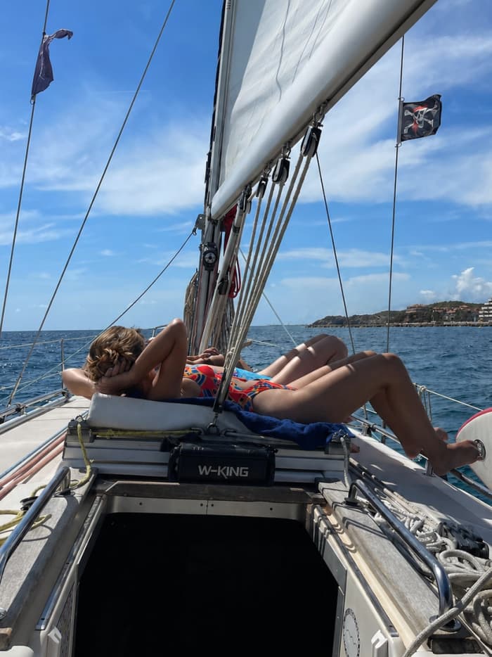 Middagmagie: 4 uur zeilen vanuit Puerto de Sitges