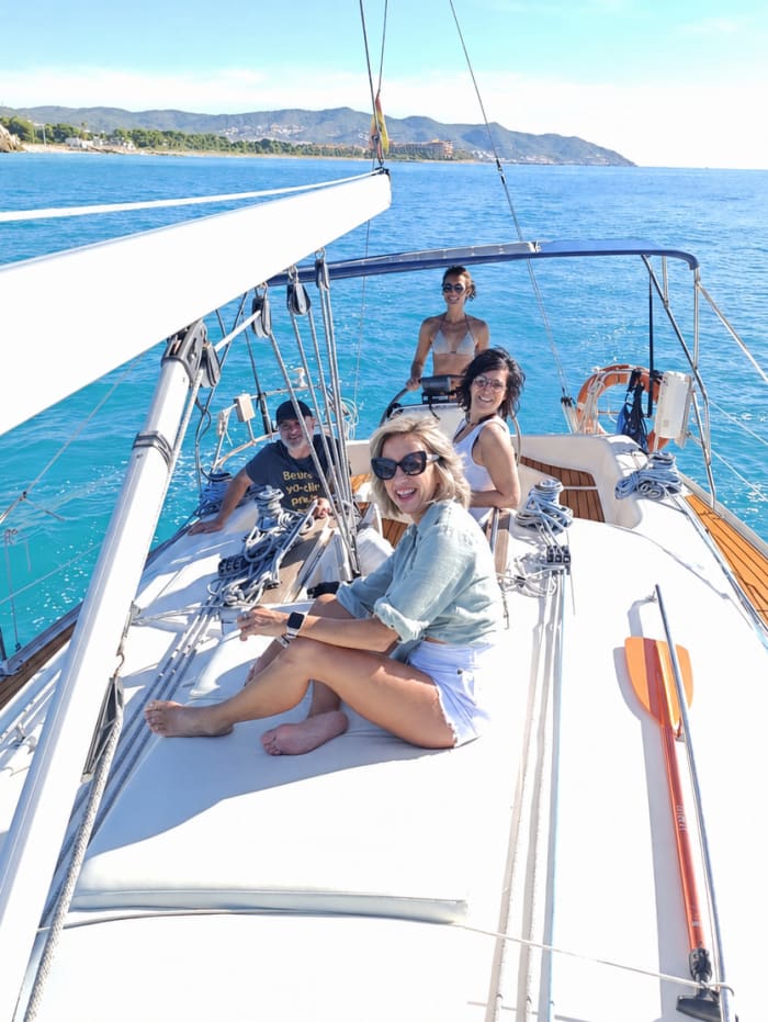 Middagmagie: 4 uur zeilen vanuit Puerto de Sitges